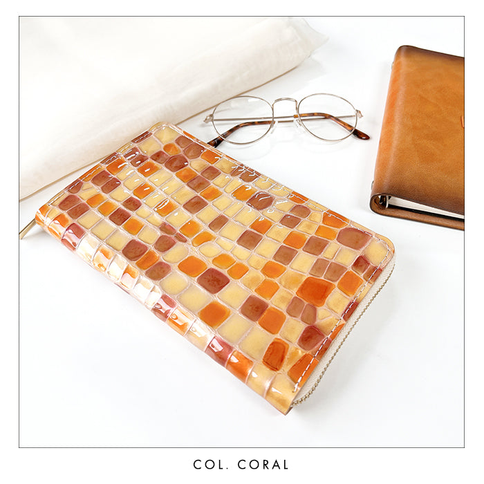 【財布の百貨店公式】 通帳も入る長財布 ちょっと上品なステンドグラス マルチケース 本革 パスポート 母子手帳 ケース 大容量 多機能 ラウンドファスナー レディース 型押し エナメル【安心の返品保証付き】