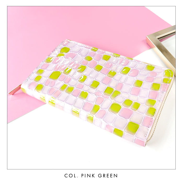 【財布の百貨店公式】 通帳も入る長財布 ちょっと上品なステンドグラス マルチケース 本革 パスポート 母子手帳 ケース 大容量 多機能 ラウンドファスナー レディース 型押し エナメル【安心の返品保証付き】